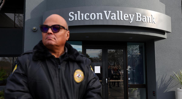 Spécialisée dans les jeunes entreprises de la tech, la banque californienne SVB, qui fêtait son quarantième anniversaire, n'a pas pu faire face aux demandes de retraits massifs de dépôts de 42 milliards de dollars. (© AFP)