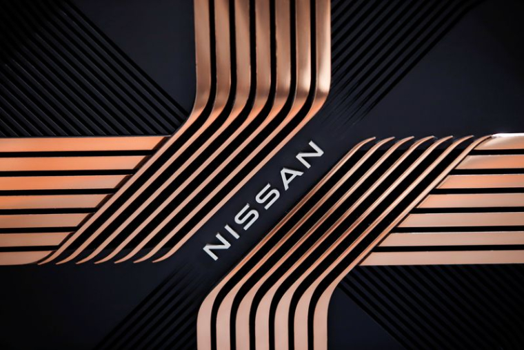 Le logo Nissan est visible sur une roue de voiture à la galerie Nissan de Yokohama.