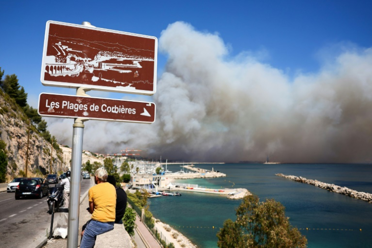 Nuage de fumée dû aux incendies vu de la plage des Corbières à Marseille le 8 juillet 2025 ( AFP / Clement MAHOUDEAU )