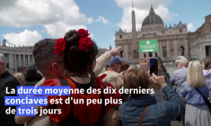 Rome : l'attente place Saint-Pierre d'une fumée blanche