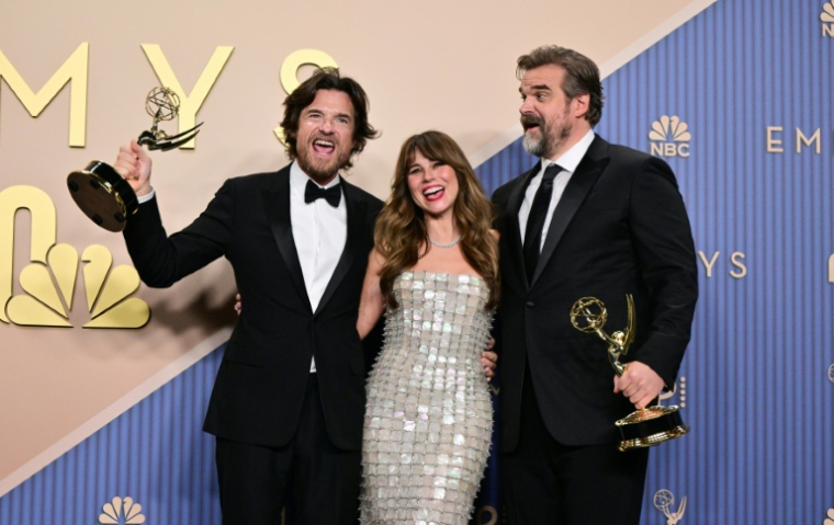Les acteurs américains Jason Bateman, Linda Cardellini et David Harbour, lauréats de l'Emmy de la meilleure mini-série ou anthologie pour "DTF St. Louis", le 14 septembre 2026 à Los Angeles ( AFP / Frederic J. Brown )