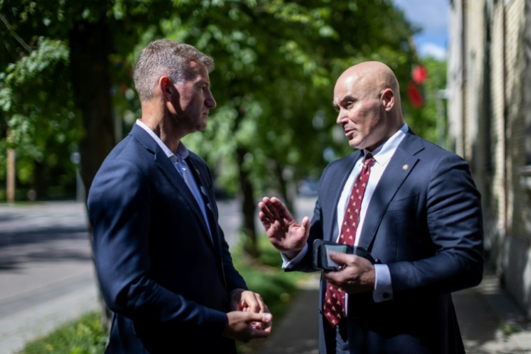 Le vice-ministre lituanien de la Défense, Tomas Godliauskas, à droite, et Mantas Varaska, le maire de Kazlu Ruda, à Vilnius, le 27 mai 2026 ( AFP / Wojtek RADWANSKI )