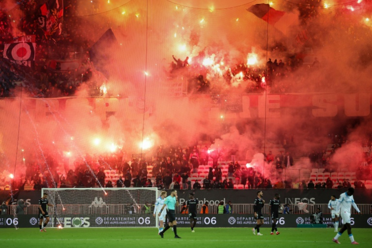Les ultras niçois ont craqué des fumigènes et tiré un feu d'artifice qui ont provoqué l'interruption du derby de la Côte d'Azur contre l'OM, le 21 novembre 2025. ( AFP / Valery HACHE )