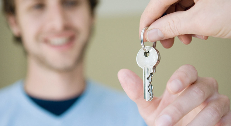 Acheter ou louer un logement pour son enfant étudiant, cela dépend de la ville et de la durée des études. (© DR)