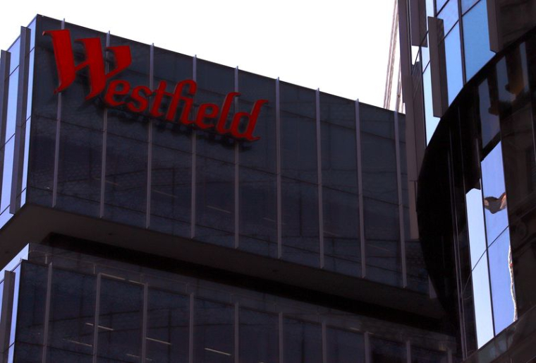 Un panneau de Westfield Corp orne le côté d'un bâtiment dans le centre de Sydney