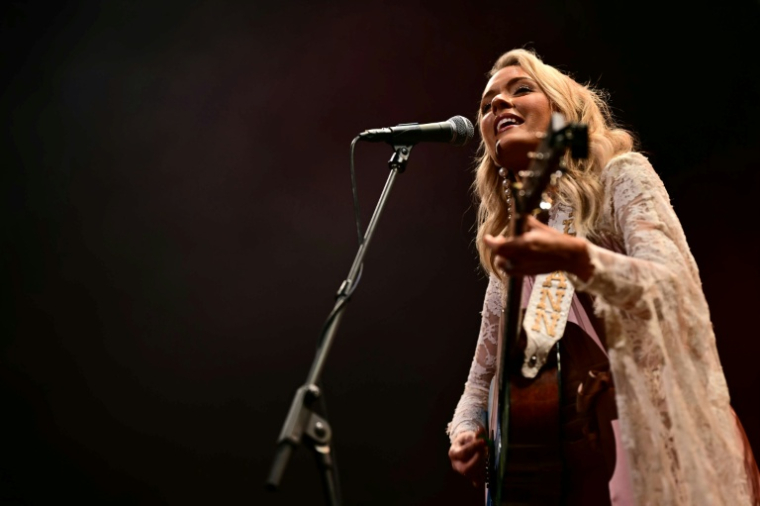 La chanteuse américaine Emily Ann Roberts en concert lors du festival Country to Country (C2C), le 13 mars 2026 à Londres ( AFP / Ben STANSALL )
