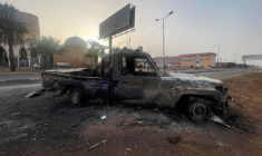 Un véhicule détruit à Khartoum, au Soudan