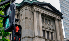 Panneaux de signalisation devant le bâtiment de la Banque du Japon, à Tokyo