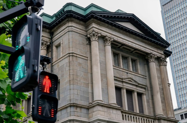 Panneaux de signalisation devant le bâtiment de la Banque du Japon, à Tokyo