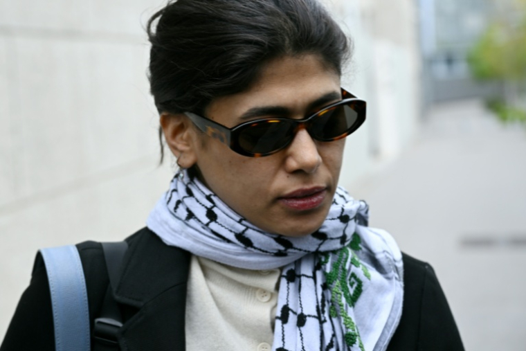 L'eurodéputée LFI Rima Hassan quitte les locaux de la police judiciaire à Paris, le 3 avril 2026 ( AFP / Blanca CRUZ )