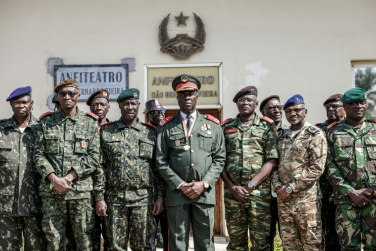 Le général Horta N'Tam (C), investi chef de la transition en Guinée Bissau, pose avec d'autres militaires à Bissau, le 27 novembre 2025, au lendemain d'un coup d'Etat militaire ( AFP / Patrick MEINHARDT )