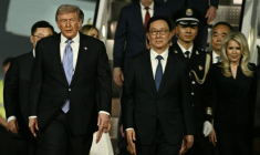 Le président américain Donald Trump descend de l'Air Force One et est accueilli par le vice-président chinois Han Zheng à son arrivée à l'aéroport international de Pékin, le 13 mai 2026 ( AFP / Brendan SMIALOWSKI )