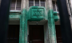 Des jets de peinture verte sur les murs de la synagogue Agoudas Hakehilos à Paris, le 31 mai 2025 ( AFP / Thibaud MORITZ )