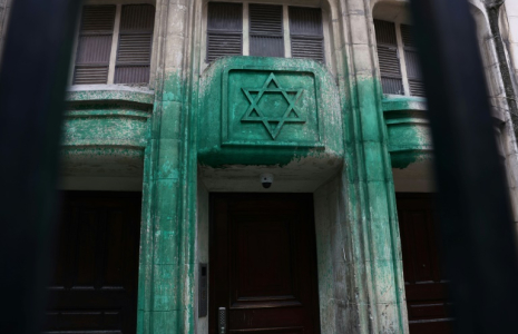 Des jets de peinture verte sur les murs de la synagogue Agoudas Hakehilos à Paris, le 31 mai 2025 ( AFP / Thibaud MORITZ )