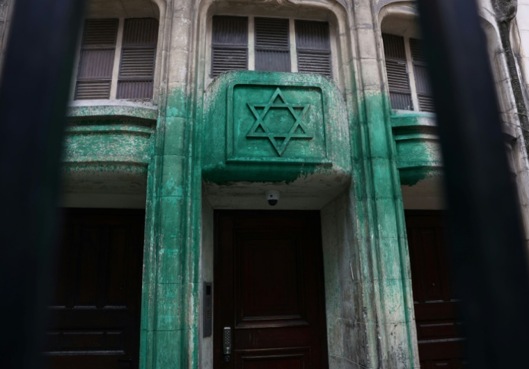 Des jets de peinture verte sur les murs de la synagogue Agoudas Hakehilos à Paris, le 31 mai 2025 ( AFP / Thibaud MORITZ )