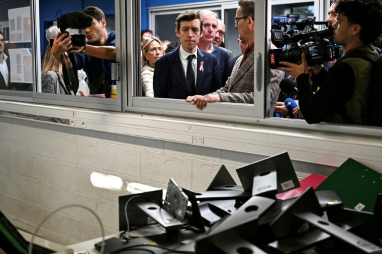 Le ministre de l'Education nationale Edouard Geffray (c) visite le lycéen Les Iris, saccagé le 8 octobre 2026, à Lormont, le 15 octobre 2026 près de Bordeaux, en Gironde ( AFP / Christophe ARCHAMBAULT )