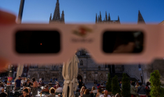 Des lunettes d'observation d'éclipse certifiées conformes à la norme de sécurité internationale ISO 12312-2 à Burgos, le 2 juillet 2026 en Espagne ( AFP / CESAR MANSO )