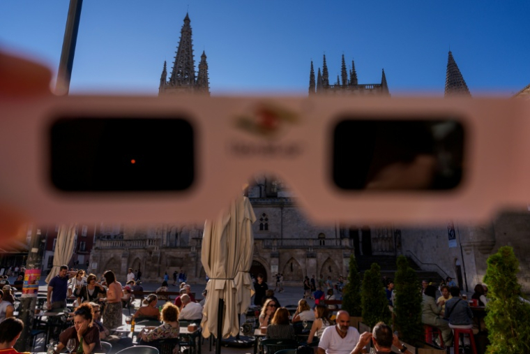 Des lunettes d'observation d'éclipse certifiées conformes à la norme de sécurité internationale ISO 12312-2 à Burgos, le 2 juillet 2026 en Espagne ( AFP / CESAR MANSO )