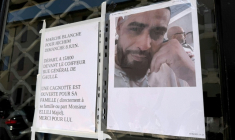 Un portrait d'Hichem Miraoui, Tunisien victime d'un assassinat raciste, et appel à une marche blanche en sa mémoire, apposés sur la devanture du salon de coiffure où il travaillait à Puget-sur-Argens, dans le Var, le 3 juin 2025 ( AFP / Viken KANTARCI )