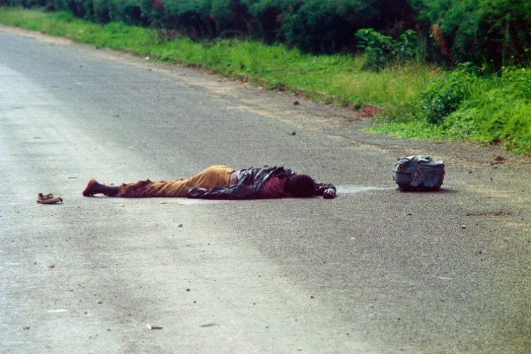 Une victime du génocide rwandais le 12 mai 1994 près de Kigali ( AFP / GERARD JULIEN )