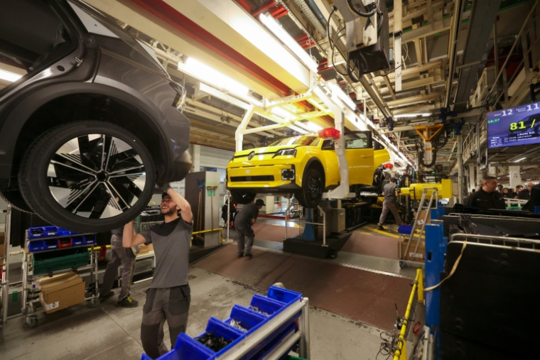 Des employés sur une chaîne de montage sur le site de production Ampere ElectriCity du groupe Renault à Douai, le 5 mars 2025 ( AFP / FRANCOIS LO PRESTI )