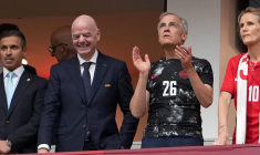 Gianni Infantino et le Premier ministre du Canada surpris en train de dédicacer un drapeau russe