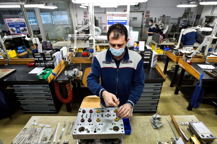 EUROPE/PMI: CROISSANCE ENCORE SOUTENUE DANS L'INDUSTRIE, MALGRÉ L'UKRAINE ET L'INFLATION