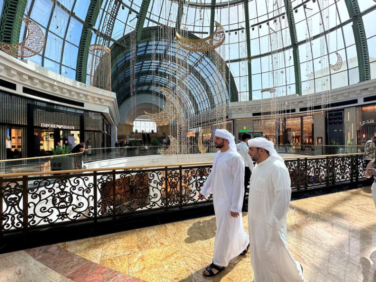 Des personnes font des achats avant le mois sacré du Ramadan au Mall of the Emirates à Dubaï
