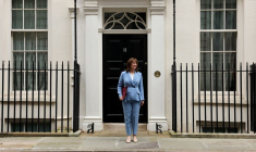 Le ministre britannique des Finances, M. Reeves, devant le 11 Downing Street avant de présenter les prévisions de printemps au Parlement, à Londres