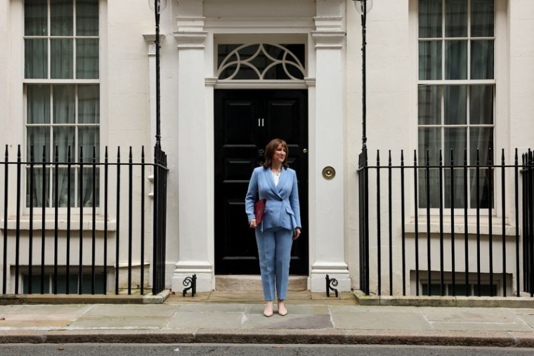 Le ministre britannique des Finances, M. Reeves, devant le 11 Downing Street avant de présenter les prévisions de printemps au Parlement, à Londres
