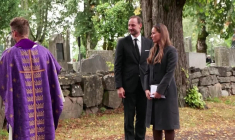 Le roi Haakon quitte l'église d'Asker après avoir assisté à une cérémonie commémorative