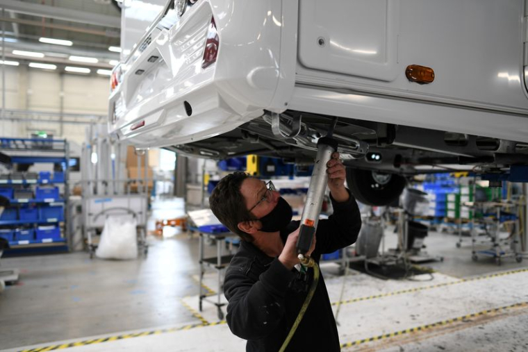 Photo d'archives d'un ouvrier sur le site de l'usine Knaus-Tabbert AG à Jandelsbrunn