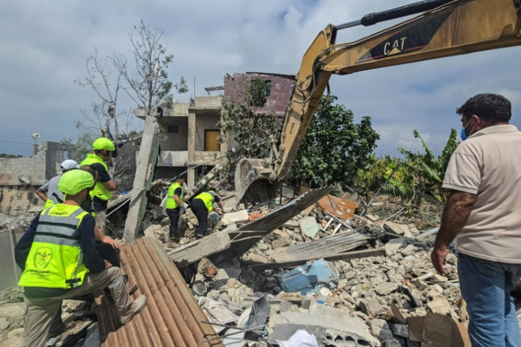 Des secouristes fouillent les décombres laissés par une meurtrière frappe israélienne la veille à Burj al-Shamali, près de Tyr, le 27 mai 2026 ( AFP / Kawnat HAJU )