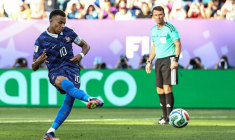 Kylian Mbappe transforme son penlaty lors de la victoire des Bleus en 16e de finale de la Coupe du monde contre le Paraguay, le 4 juillet 2026 à Philadelphie ( AFP / CHARLY TRIBALLEAU )