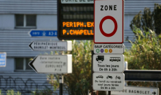 Un panneau (d) indiquant une zone à faibles émissions (ZFE), Porte de Bagnolet à Paris, le 5 avril 2025 ( AFP / Thomas SAMSON )