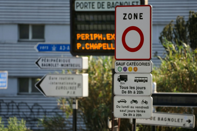 Un panneau (d) indiquant une zone à faibles émissions (ZFE), Porte de Bagnolet à Paris, le 5 avril 2025 ( AFP / Thomas SAMSON )