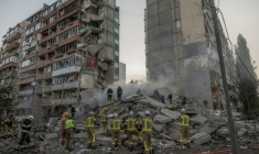 Des secouristes sur les lieux d'une frappe russe contre des habitations à Kiev, le 14 mai 2026  ( AFP / Roman PILIPEY )