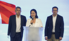 La candidate du parti Fuerza Popular, Keiko Fujimori (c), lors d'une conférence de presse après les premiers résultats de l'élection présidentielle à Lima, le 13 avril 2026 au Pérou ( AFP / STRINGER )