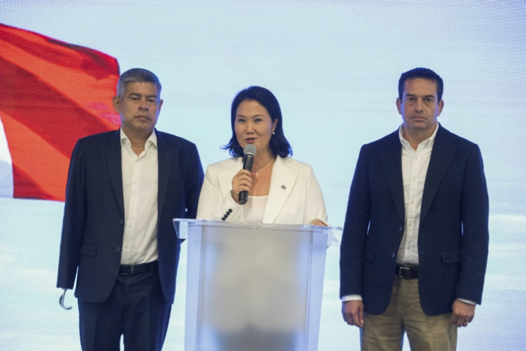 La candidate du parti Fuerza Popular, Keiko Fujimori (c), lors d'une conférence de presse après les premiers résultats de l'élection présidentielle à Lima, le 13 avril 2026 au Pérou ( AFP / STRINGER )