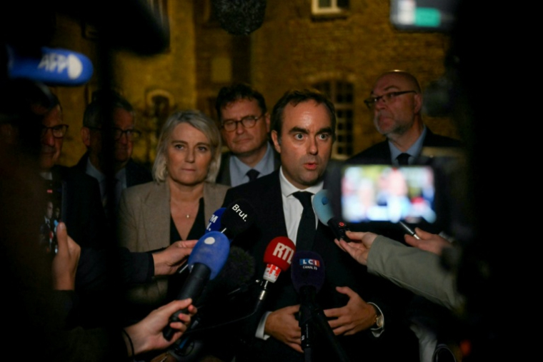 Le ¨Premier ministre Sébastien Lecornu à Carentan Manche, le 30 octobre 2025 ( POOL / LOU BENOIST )
