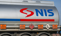 Camion-citerne à la raffinerie NIS à Pancevo le 10 décembre 2025.  ( AFP / Andrej ISAKOVIC )