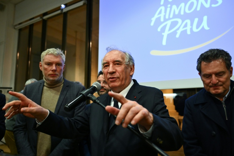 François Bayrou (c), maire sortant de Pau et candidat centriste du MoDem à sa réélection, prononce un discours après sa défaite au 2e tour des municipales, le 22 mars 2026 à Pau, dans les Pyrénées-Atlantiques ( AFP / GAIZKA IROZ )