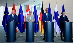 Le chancelier autrichien Christian Stocker, la Première ministre danoise Mette Frederiksen, le chancelier allemand Friedrich Merz et le Premier ministre finlandais Petteri Orpo, à Berlin, le 27 août 2026 ( AFP / TOBIAS SCHWARZ )