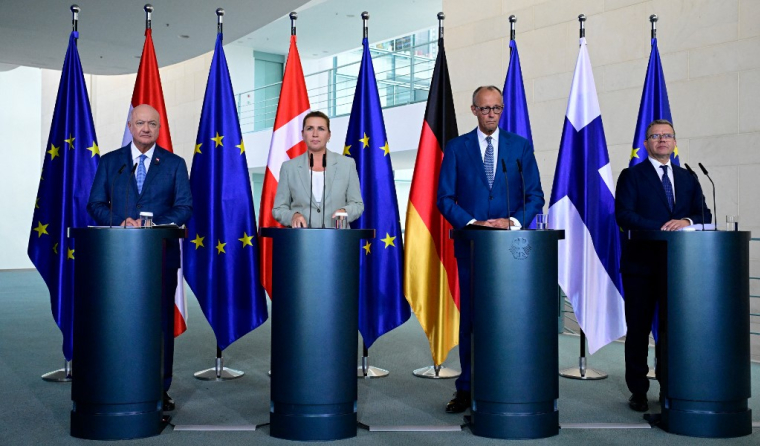 Le chancelier autrichien Christian Stocker, la Première ministre danoise Mette Frederiksen, le chancelier allemand Friedrich Merz et le Premier ministre finlandais Petteri Orpo, à Berlin, le 27 août 2026 ( AFP / TOBIAS SCHWARZ )