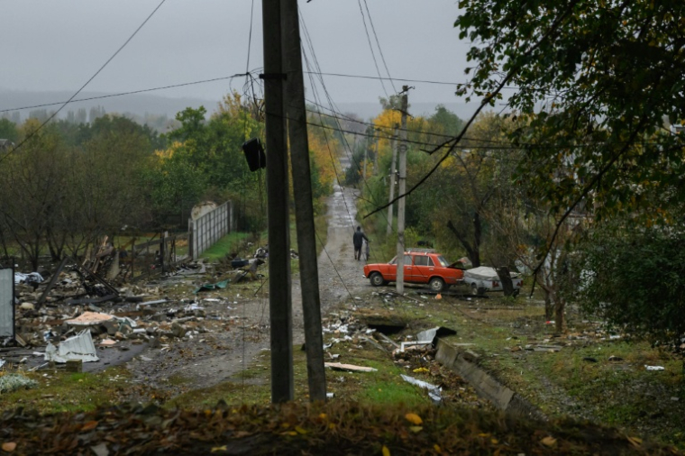 Des maisons détruites par des bombardements, à Droujkivka, dans la région de Donetsk, dans l'est de l'Ukraine, le 10 octobre 2025 ( AFP / Ed JONES )