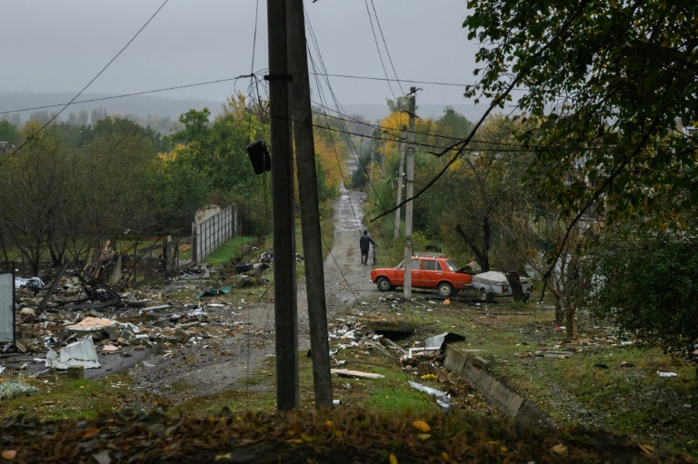 Des maisons détruites par des bombardements, à Droujkivka, dans la région de Donetsk, dans l'est de l'Ukraine, le 10 octobre 2025 ( AFP / Ed JONES )