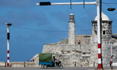 Un feu de circulation hors service en raison d'une nouvelle panne dans le réseau national, le 4 mars 2026  à La Havane, à Cuba  ( AFP / YAMIL LAGE )