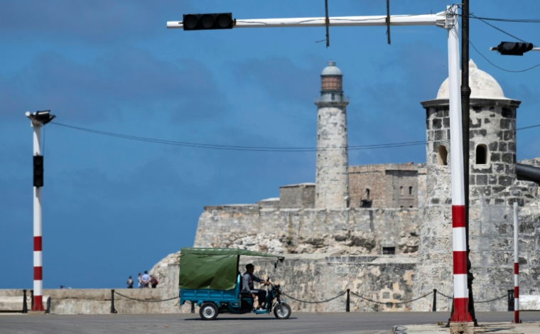 Un feu de circulation hors service en raison d'une nouvelle panne dans le réseau national, le 4 mars 2026  à La Havane, à Cuba  ( AFP / YAMIL LAGE )