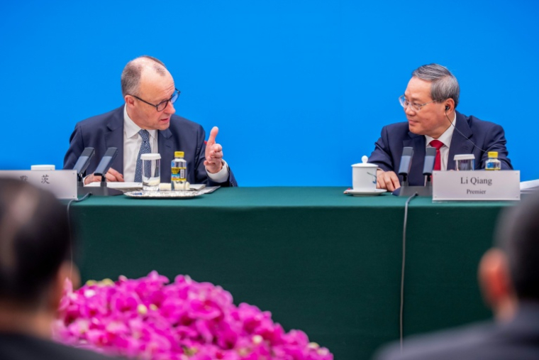 Le chancelier allemand Friedrich Merz (g) et le Premier ministre chinois Li Qiang lors d'une réunion sur les relations économiques sino-allemandes à Pékin, le 25 février 2026 ( POOL / Michael Kappeler )