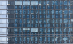 La façade vitrée d'un immeuble du quartier d'affaires de la Défense à Courbevoie, à l'ouest de Paris, le 25 mars 2025 ( AFP / JOEL SAGET )